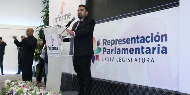 Erik Juárez cumple con Michoacán, presenta informe de labores