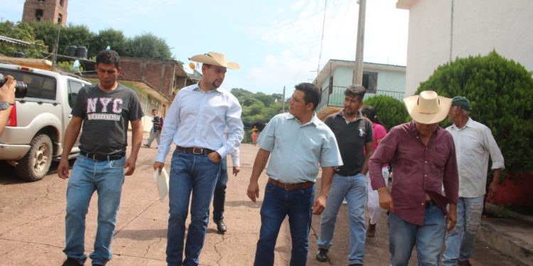 Entrega Octavio Ocampo apoyos para las viviendas a población de escasos recursos en Tzitzio