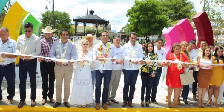 Tras décadas en el olvido, entrega Silvano Auroles plaza principal de Huetamo
