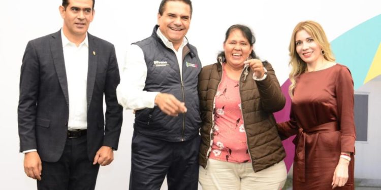 Entrega Gobernador viviendas a víctimas del 15 de septiembre