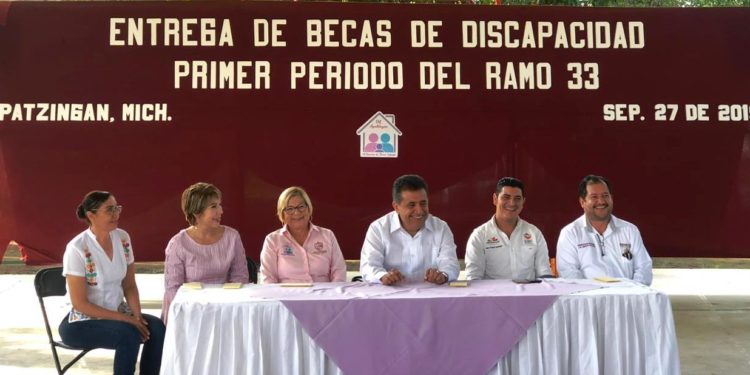 Entregan becas para personas con discapacidad