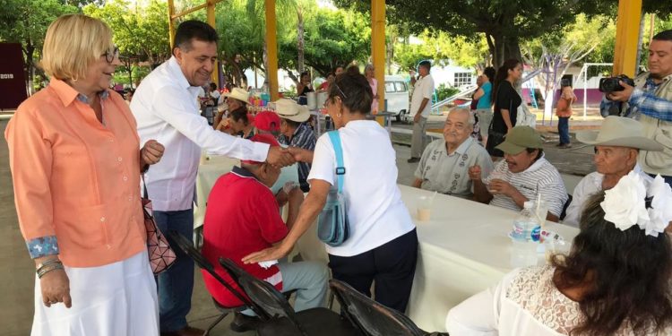 Celebran Día del Abuelo en Apatzingán, acertada acción de Minerva Guízar Brito