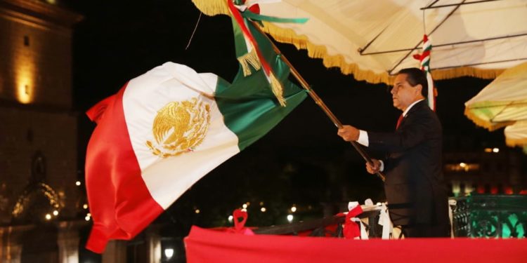 Ante miles, Silvano Aureoles da Grito de Independencia en Michoacán
