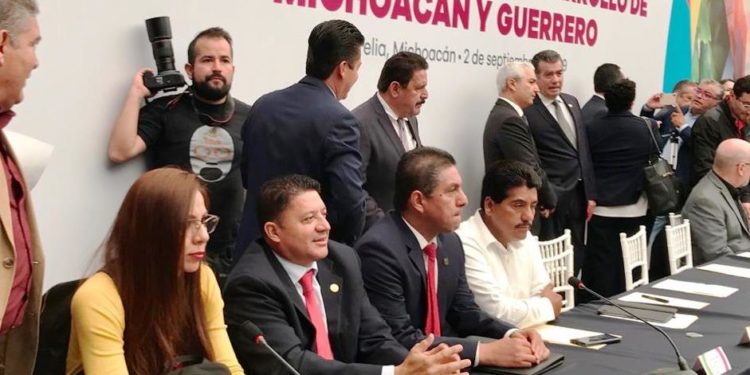 Suscribe Feliciano Flores, petición a AMLO para declarar Zona Libre en Lázaro Cárdenas