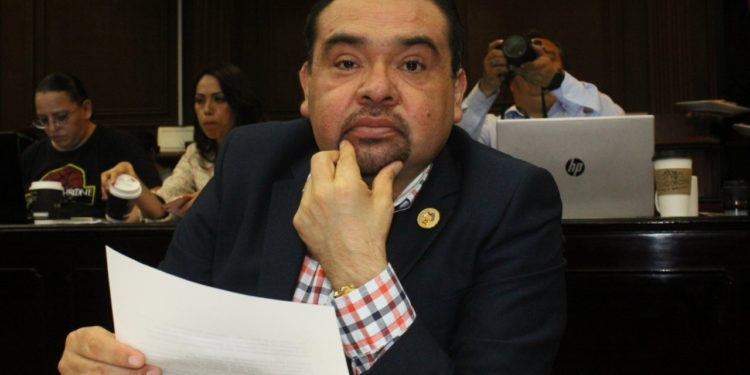 Mayor protección para los ciudadanos contra  discriminación propone Tony Martínez con reforma