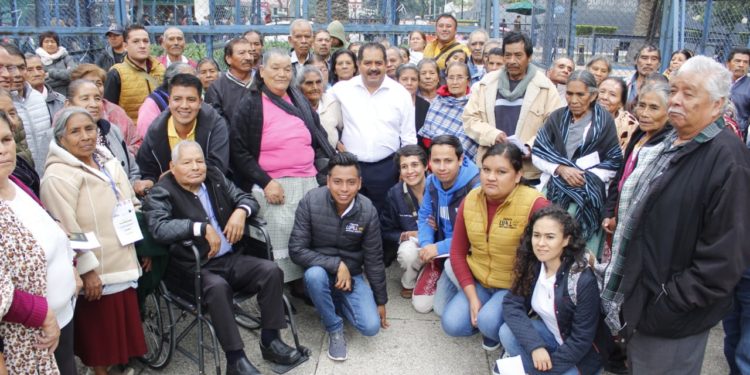 Obtienen VISA 58 adultos mayores apoyados por Lupillo Aguilera y Palomas Mensajeras