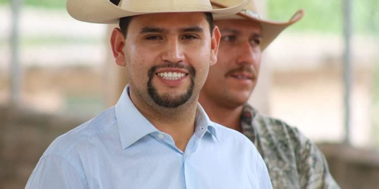 Entrega Octavio Ocampo apoyos para las viviendas a población de escasos recursos en Tzitzio