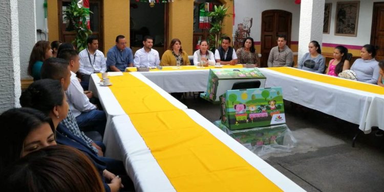 Entrega Octavio Ocampo y Rocío Beamonte apoyos a la población de Tzitzio