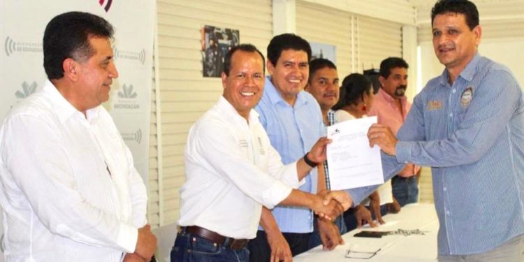 Paga Sedrua 3.7 mdp por siniestros en cultivos de Apatzingán y Múgica con la Presencia de Rubén Medina