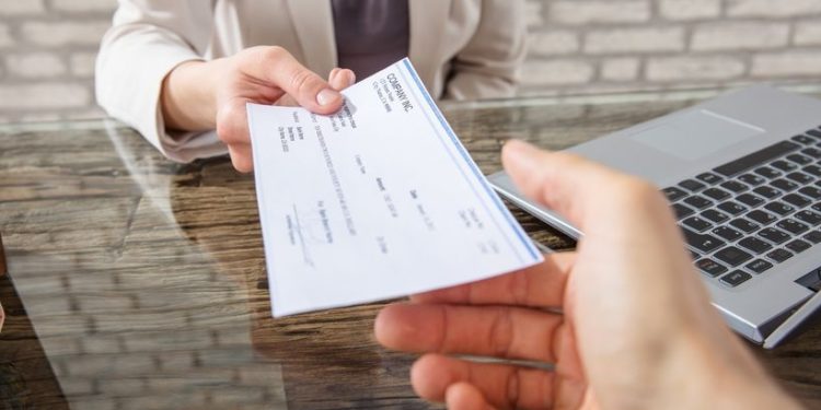 Reanudan cobros de cheques este lunes; sistema bancario notifica fallas