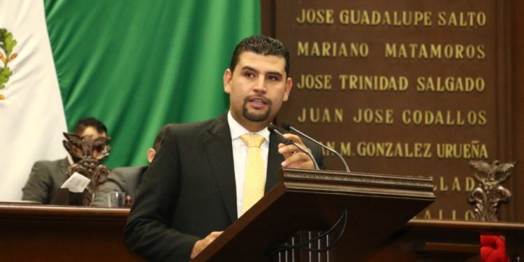 Creación de instancias de la mujer en los municipios michoacanos propone Octavio Ocampo