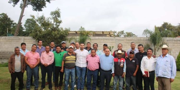 Octavio Ocampo se reúne con autoridades auxiliares y municipales en Zitácuaro