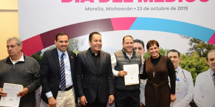 Reconoce Gobierno de Michoacán dedicación y entrega de médicos, en su día