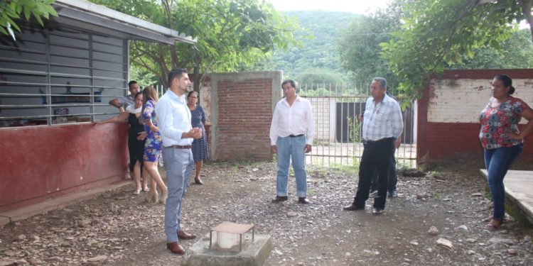 Octavio Ocampo refrenda compromiso con la educación, apoyará a dos escuelas de Tiquicheo