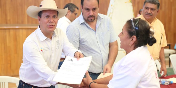 Entrega Sedrua 3.4 mdp en Arteaga por siniestros en el campo