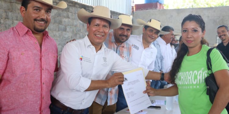 En Tumbiscatío, agradecen  al Gobernador apoyos al campo