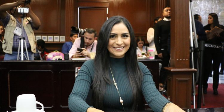 Araceli Saucedo va por el fortalecimiento de la actividad notarial