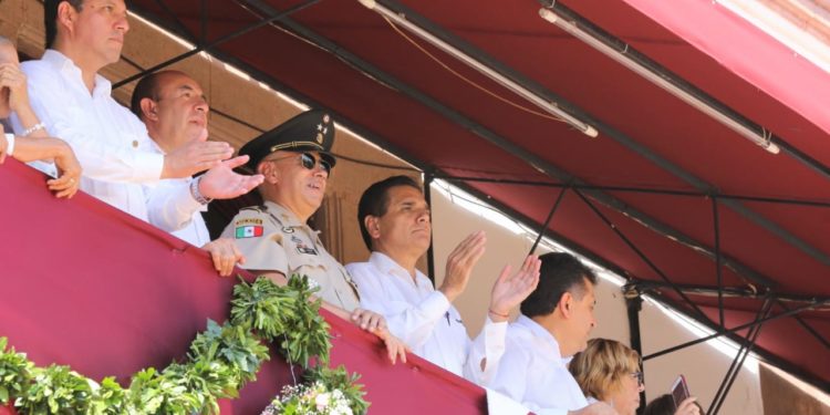 Celebran apatzinguenses Fiestas de Octubre con colorido desfile