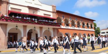 Nutrido desfile del 22 de octubre en Apatzingán