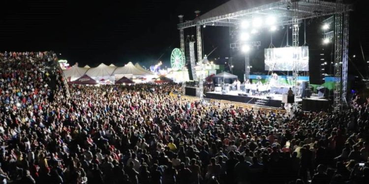 Lleno total con Los Yonic’s  en la Expo Feria de Apatzingán
