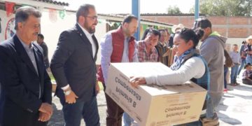 Humberto González, autoridades locales y estatales entregan apoyos al sector educativo en Huaniqueo