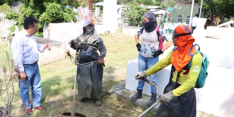 Alcalde de Apatzingán supervisa trabajos de mantenimiento en el panteón municipal