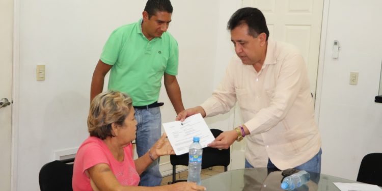 Alcalde de Apatzingán entrega créditos a pequeñas empresarias