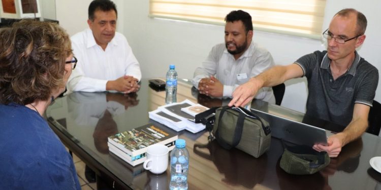 Alcalde de Apatzingán recibe libro sobre seguridad humana