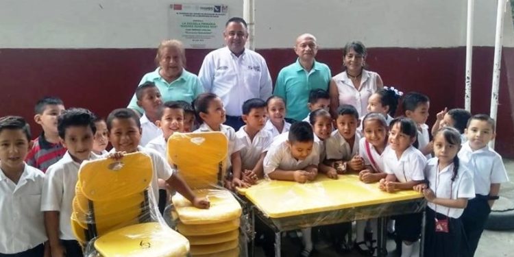 Entregan mobiliario a planteles educativos de Apatzingán por parte del gobierno del Estado
