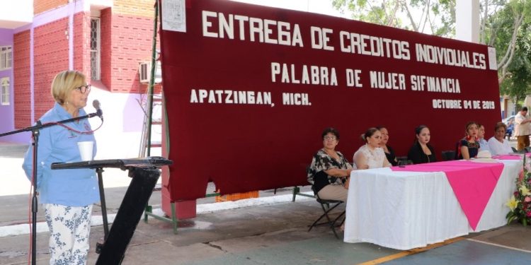 Entregan créditos individuales “Palabra de Mujer” en Apatzingán