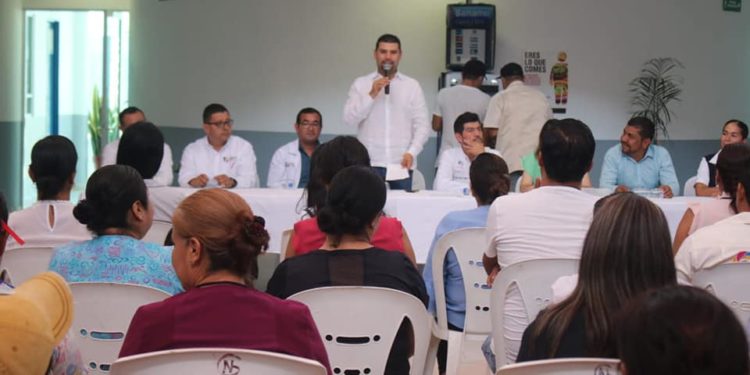 Octavio Ocampo participa en campaña de salud y visita escuelas en Tuzantla