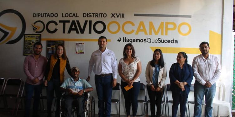 Entrega Octavio Ocampo becas para personas con discapacidad en Susupuato y Tuzantla
