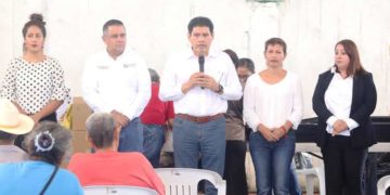 Raymundo Arreola Ortega entrega aparatos auditivos y lentes a pobladores de cuatro municipios con la presencia del Jefe Regional