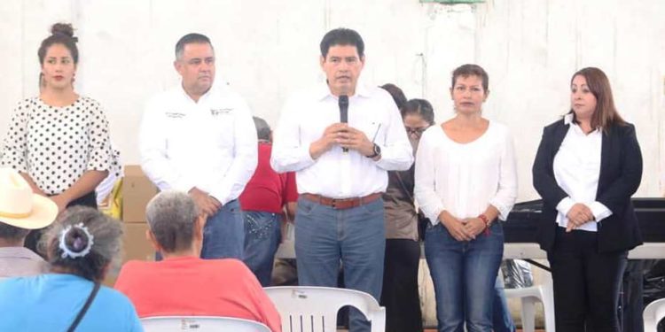 Raymundo Arreola Ortega entrega aparatos auditivos y lentes a pobladores de cuatro municipios con la presencia del Jefe Regional