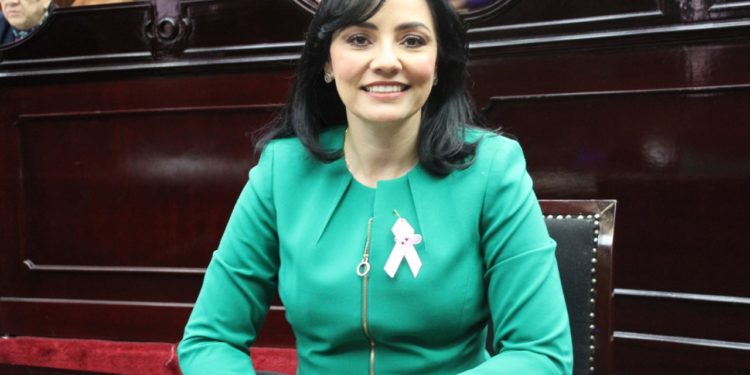 Llama Adriana Hernández a reforzar acciones contra el cáncer de mama