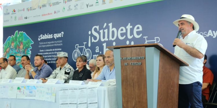 Entregan bicis a niñas y niños de Tzitzio para evitar deserción escolar