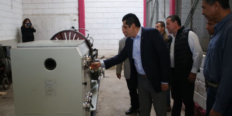 Con préstamo de maquinaria pesada, apoya SCOP a 42 municipios