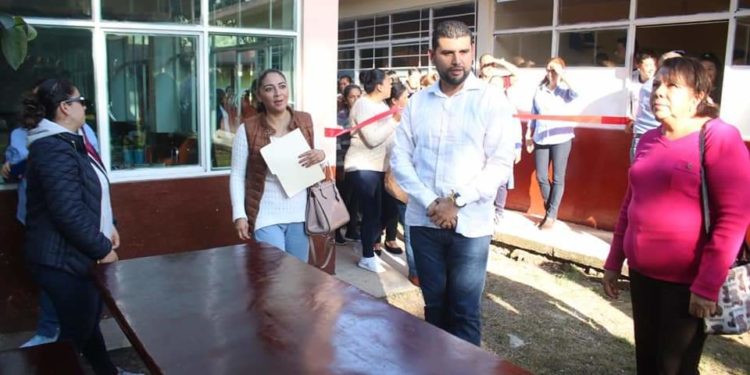 Octavio Ocampo asiste a inauguración de comedor escolar en Tuxpan y refrenda apoyo a la educación