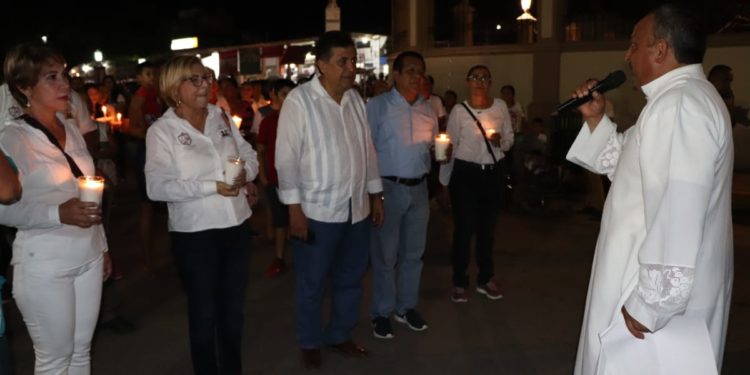 José Luis Cruz y Minerva Guízar, encabezan la Procesión de la Luz en Apatzingán