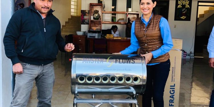 Araceli Saucedo entrega apoyos en Santa Clara del Cobre a la población de su región