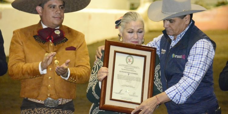 Entrega Gobernador reconocimientos a personalidades de la Charrería