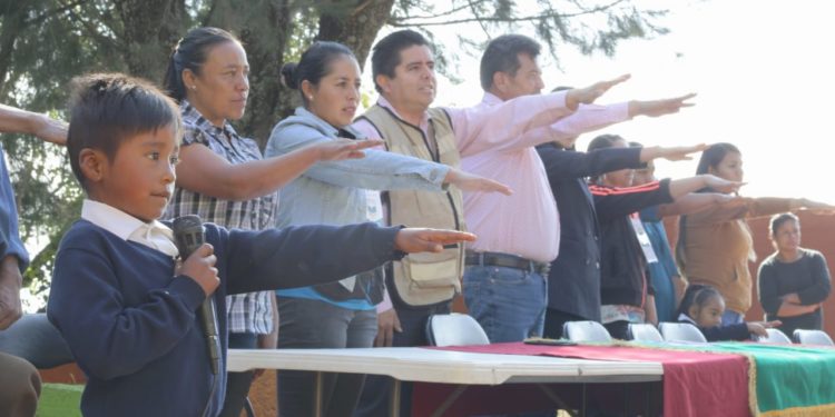 Entrega Federación apoyos de La Escuela Es Nuestra, en Cuanajillo