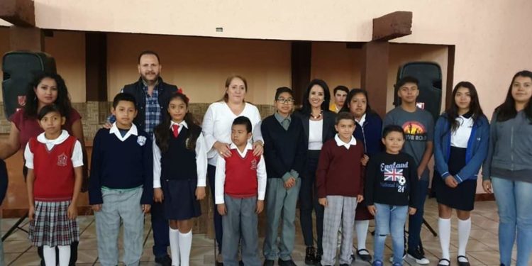 Lucila Martínez entrega apoyos a la primera infancia y becas en Huandacareo