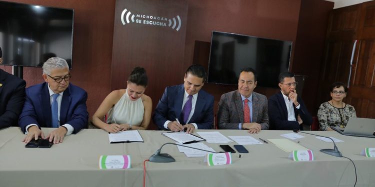 Signa Gobernador convenio con la Congregación Mariana Trinitaria