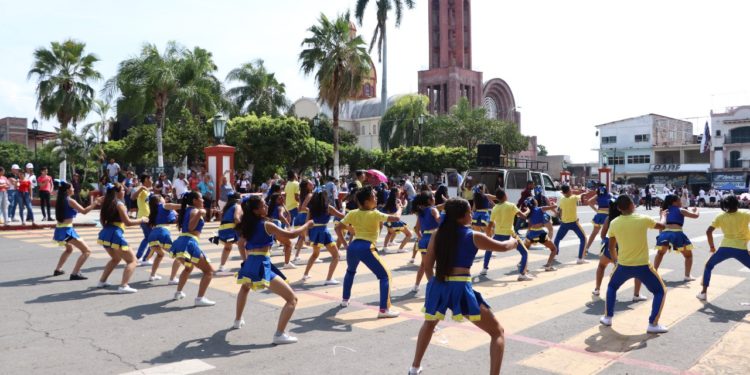 Con tradicional desfile, Apatzingán celebra 109 años de la Revolución Mexicana