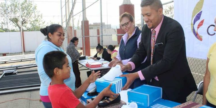 Alcalde de Tangamandapio entrega Calzado Escolar a Infantes