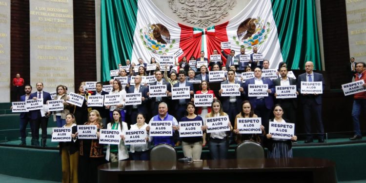 Lupillo Aguilera respalda lucha de presidentes municipales por un mayor presupuesto para el 2020