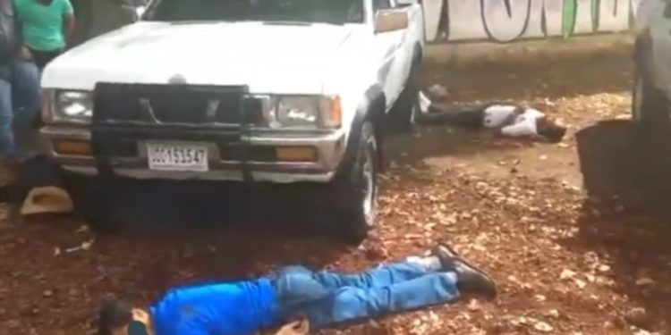 Reportan 5 personas asesinadas en tianguis de autos en Uruapan