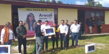 Entrega Araceli Saucedo equipo de cómputo en el Distrito de Pátzcuaro