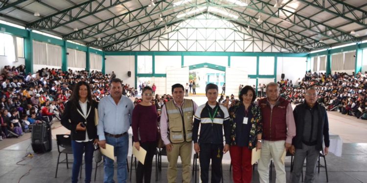 Reciben estudiantes de Tungareo, Beca Universal Benito Juárez​
